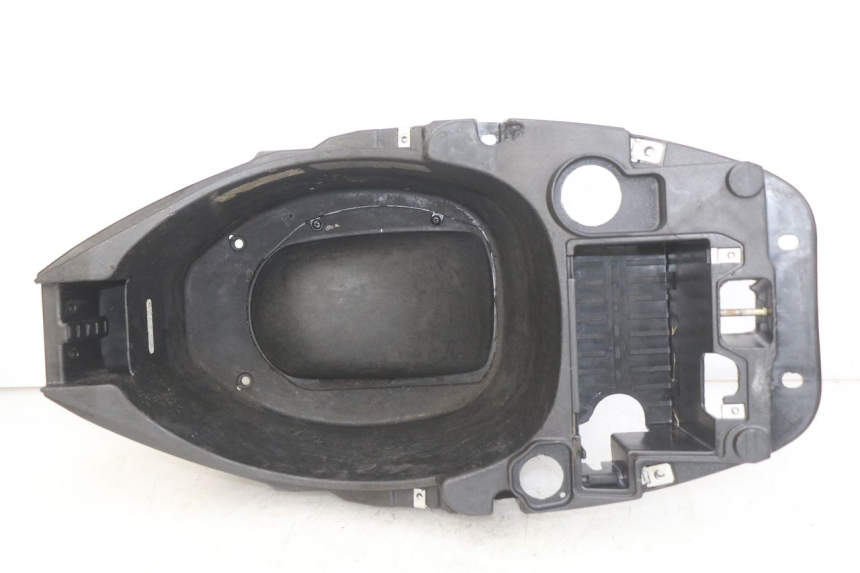 photo de COFFRE SELLE PIAGGIO ZIP 2T 50 (2009 - 2019) - Détail de la pièce