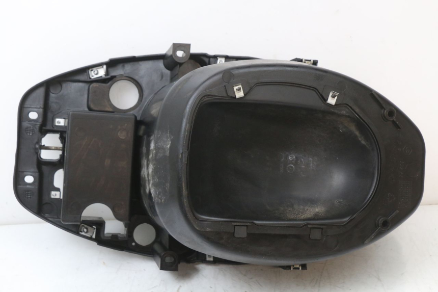 photo de COFFRE SELLE PIAGGIO ZIP 2T 50 (2009 - 2019) - Vue d’ensemble