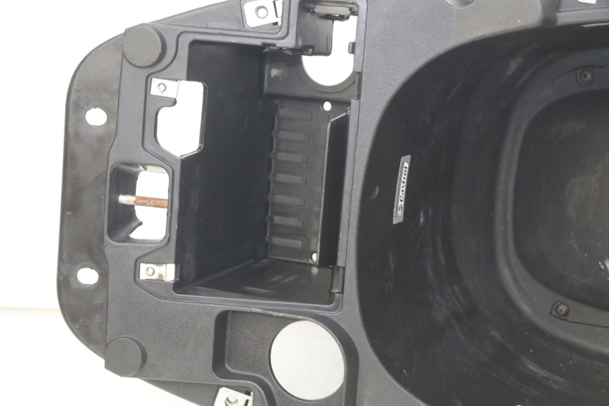 photo de COFFRE SELLE PIAGGIO ZIP 4T 50 (2018 - 2020) - Autre angle de vue