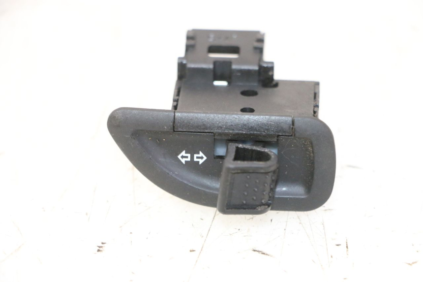 photo de COMMODO CLIGNOTANT PIAGGIO MP3 HPE 310 (2024 - 2025) - Vue principale