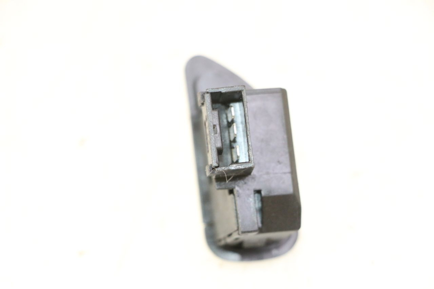 photo de COMMODO CLIGNOTANT PIAGGIO MP3 HPE 310 (2024 - 2025) - Zoom état d’usage