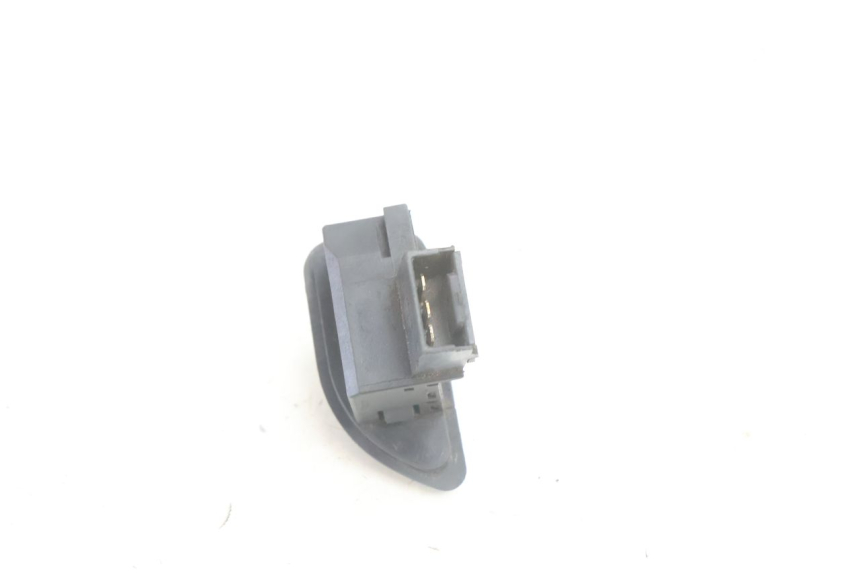 photo de COMMODO CLIGNOTANT PIAGGIO MP3 500 (2016 - 2018) - Autre angle de vue