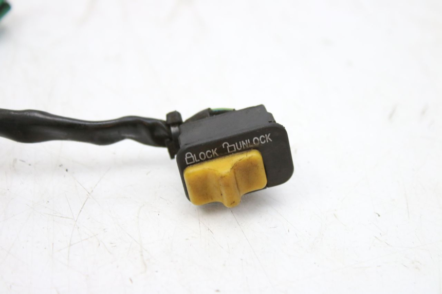 photo de COMMODO COUPE CONTACT PEUGEOT TWEET 125 (2010 - 2017) - Gros plan technique