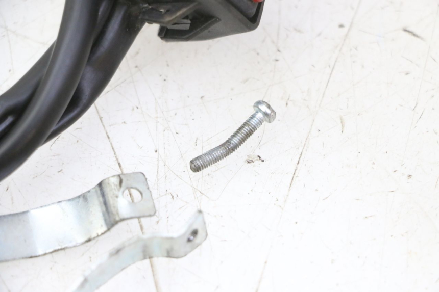 photo de COMMODO COUPE CONTACT YAMAHA YZ 125 (1998 - 2005) - Gros plan technique