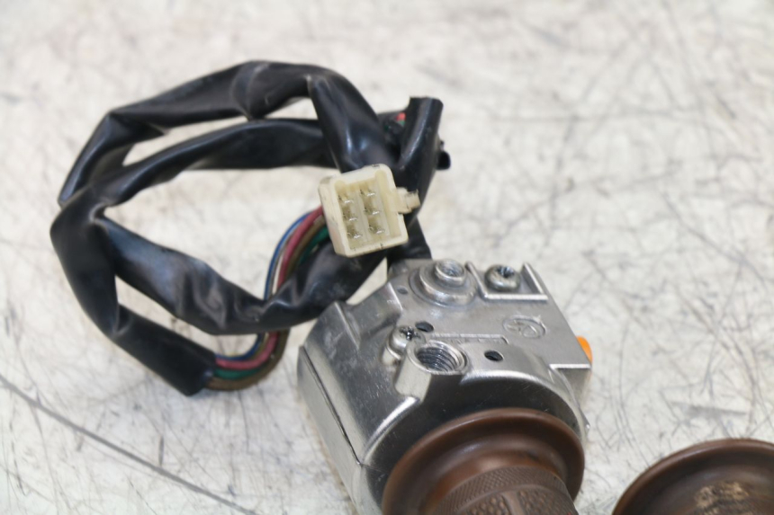 photo de COMMODO DROIT BAOTIAN BT COLLECTOR 50 (2005 - 2013) - Détail de la pièce