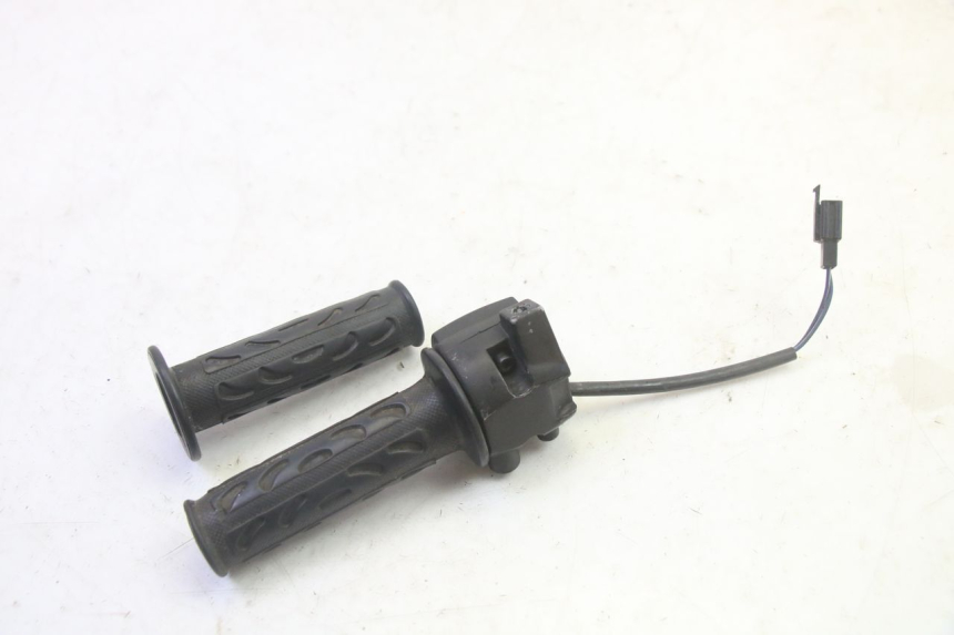 photo de COMMODO DROIT MBK BOOSTER SPIRIT 50 (2004 - 2017) - Gros plan technique