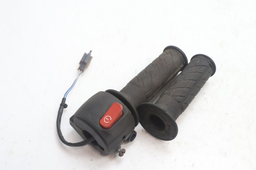 photo de COMMODO DROIT MBK BOOSTER SPIRIT 50 (2004 - 2017) - Autre angle de vue