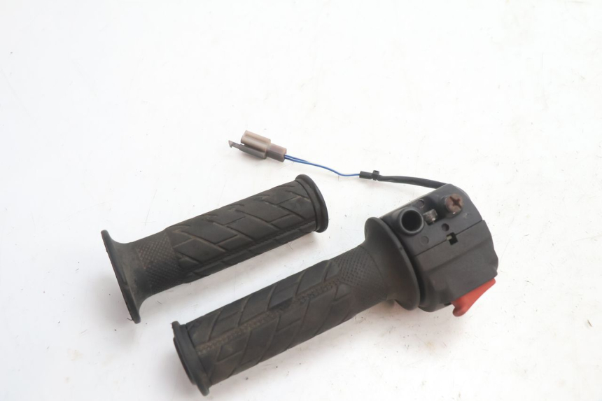 photo de COMMODO DROIT MBK BOOSTER SPIRIT 50 (2004 - 2017) - Gros plan technique