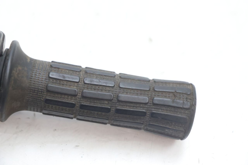 photo de COMMODO DROIT MBK BOOSTER SPIRIT 50 (1996 - 1999) - Zoom état d’usage
