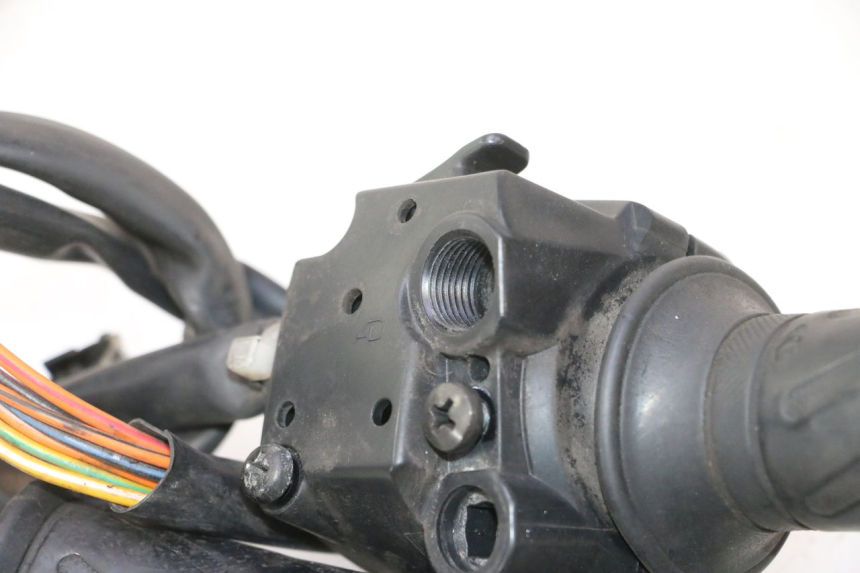 photo de COMMODO DROIT SUZUKI BURGMAN 125 (2007 - 2014) - Gros plan technique