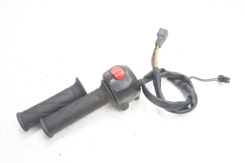 photo de COMMODO DROIT SUZUKI BURGMAN 125 (2007 - 2014) - Autre angle de vue