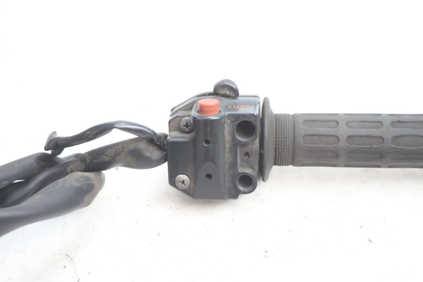 photo de COMMODO DROIT HONDA CB TWO FIFTY 250 (1991 - 2002) - Gros plan technique