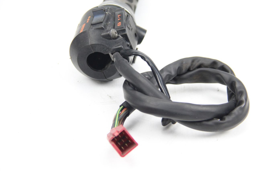 photo de COMMODO DROIT HONDA CBR F SC21 1000 (1986 - 1992) - Autre angle de vue