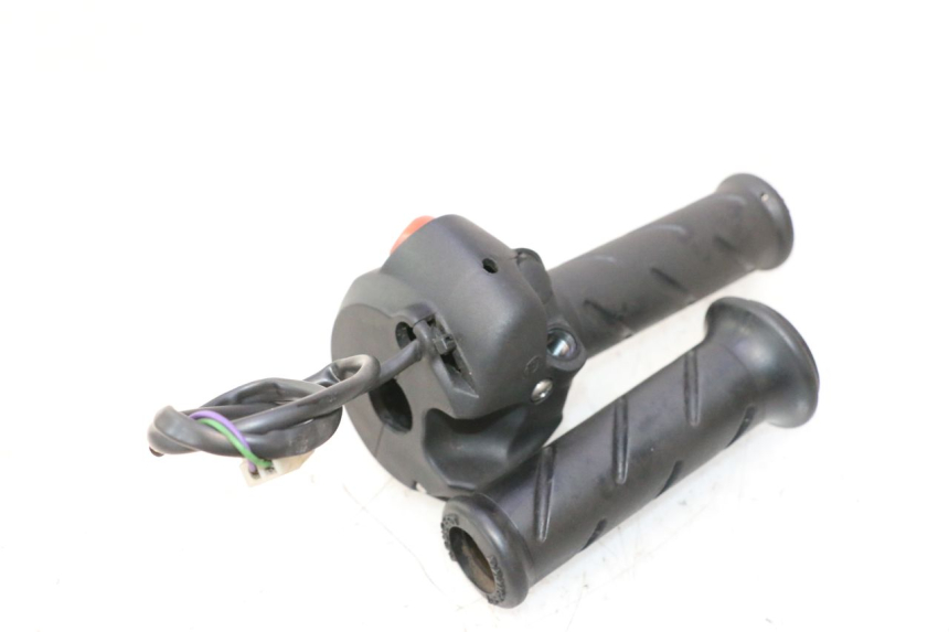 photo de COMMODO DROIT PEUGEOT CITYSTAR 2T 50 (2018 - 2021) - Points de fixation