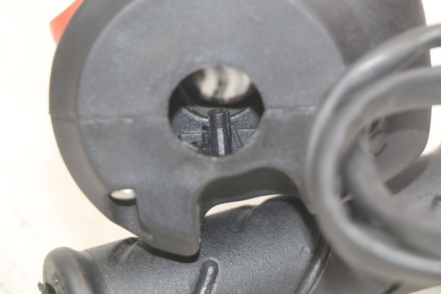 photo de COMMODO DROIT PEUGEOT CITYSTAR AIR 125 (2014 - 2017) - Zoom état d’usage