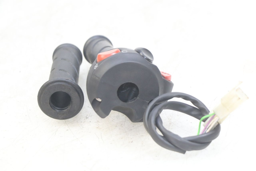 photo de COMMODO DROIT PEUGEOT CITYSTAR AIR 125 (2014 - 2017) - Autre angle de vue