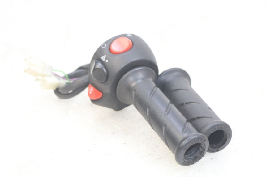 photo de COMMODO DROIT PEUGEOT CITYSTAR AIR 125 (2014 - 2017) - Gros plan technique