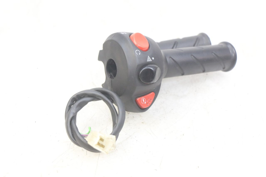 photo de COMMODO DROIT PEUGEOT CITYSTAR AIR 125 (2014 - 2017) - État de surface