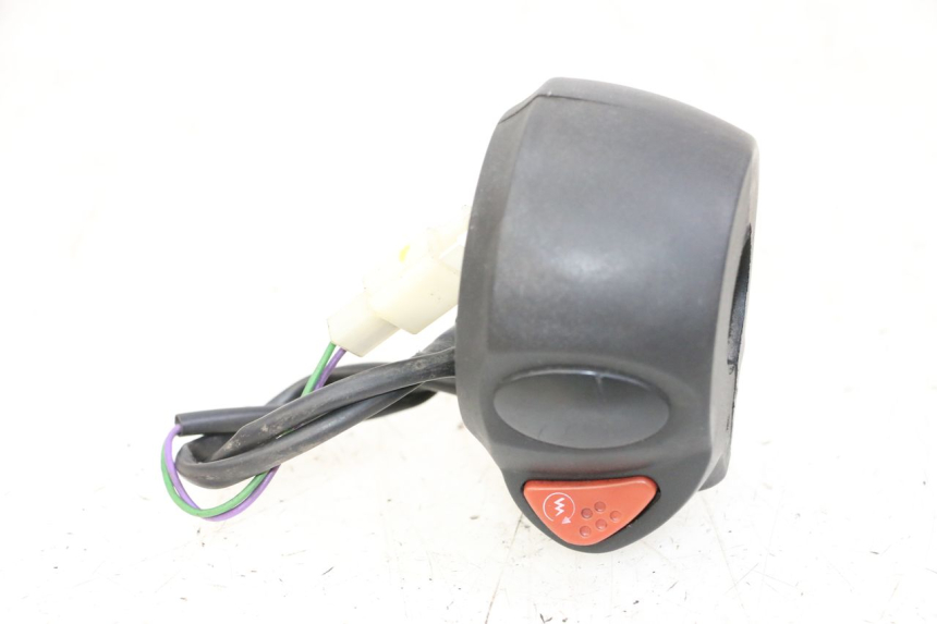 photo de COMMODO DROIT PEUGEOT CITYSTAR 50 (2013 - 2017) - Gros plan technique