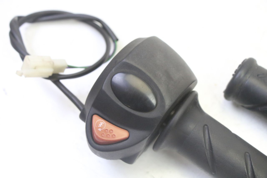 photo de COMMODO DROIT PEUGEOT CITYSTAR 50 (2013 - 2017) - Détail de la pièce