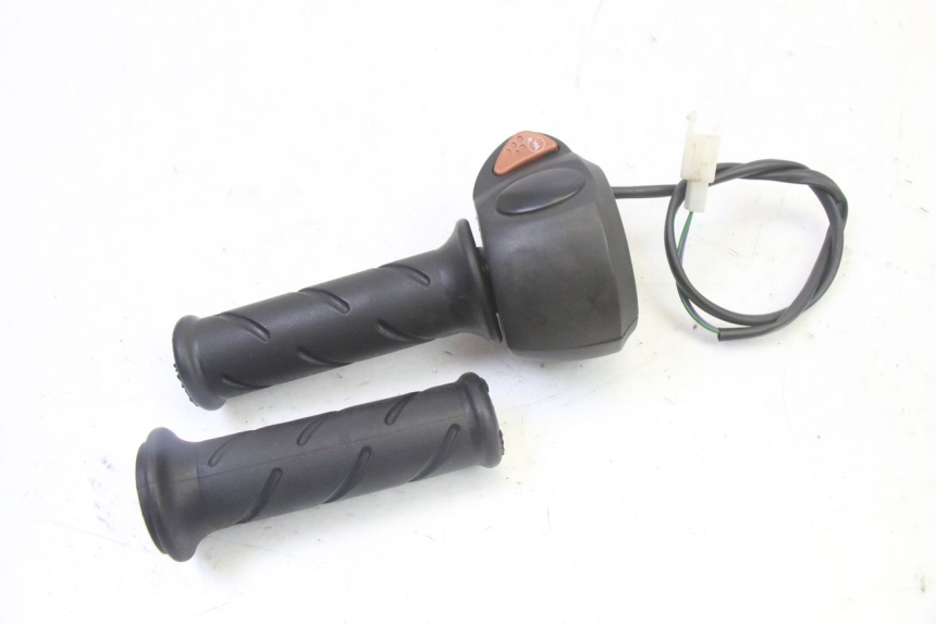 photo de COMMODO DROIT PEUGEOT CITYSTAR 50 (2013 - 2017) - Autre angle de vue