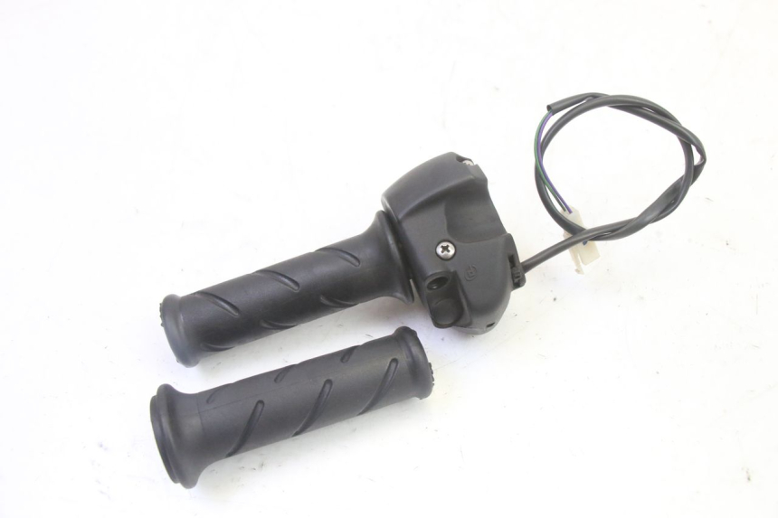 photo de COMMODO DROIT PEUGEOT CITYSTAR 50 (2013 - 2017) - Gros plan technique