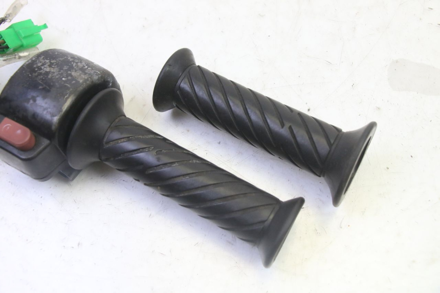 photo de COMMODO DROIT SYM CROX 4T 50 (2016 - 2023) - Gros plan technique