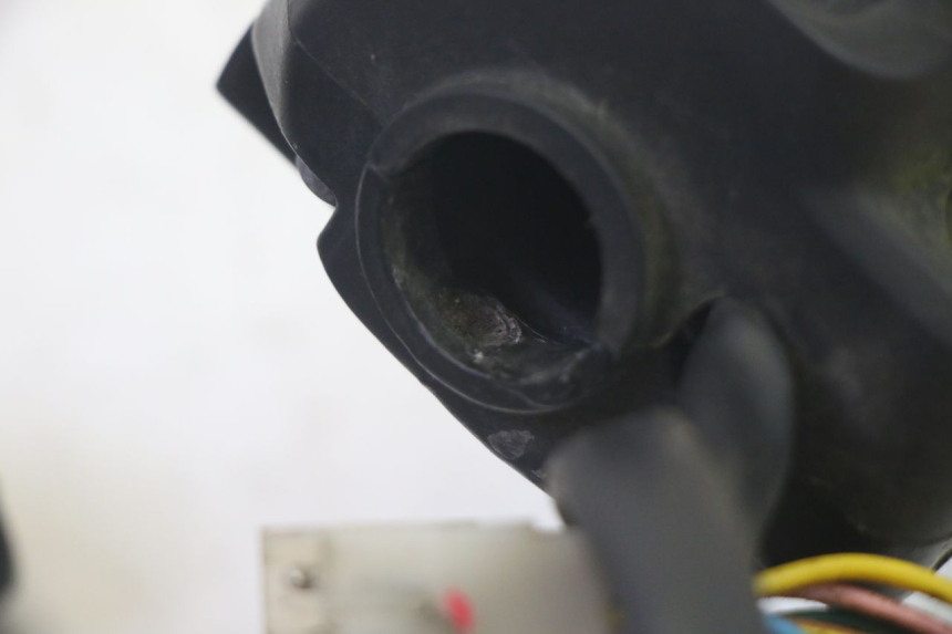 photo de COMMODO DROIT PEUGEOT ELYSEO 125 (1999 - 2004) - Gros plan technique