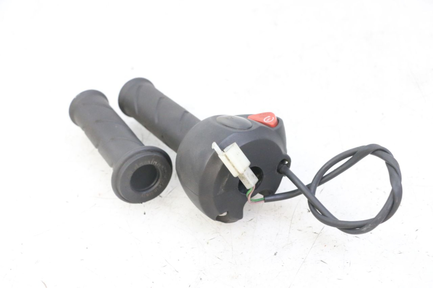 photo de COMMODO DROIT PEUGEOT ELYSTAR 125 (2002 - 2007) - Gros plan technique