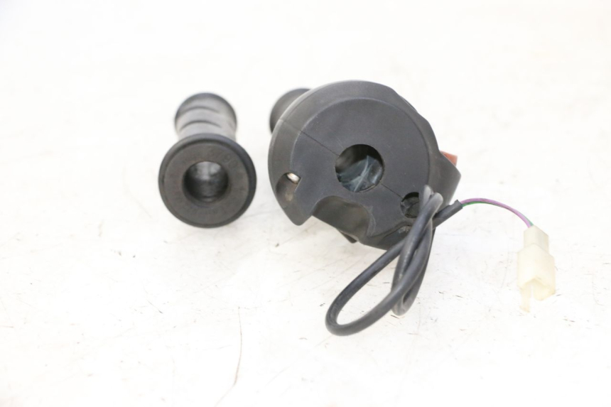 photo de COMMODO DROIT PEUGEOT ELYSTAR 50 (2002 - 2014) - Autre angle de vue