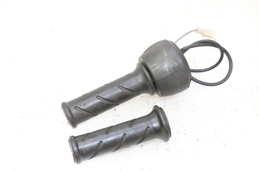 photo de COMMODO DROIT PEUGEOT ELYSTAR 50 (2002 - 2014) - Gros plan technique