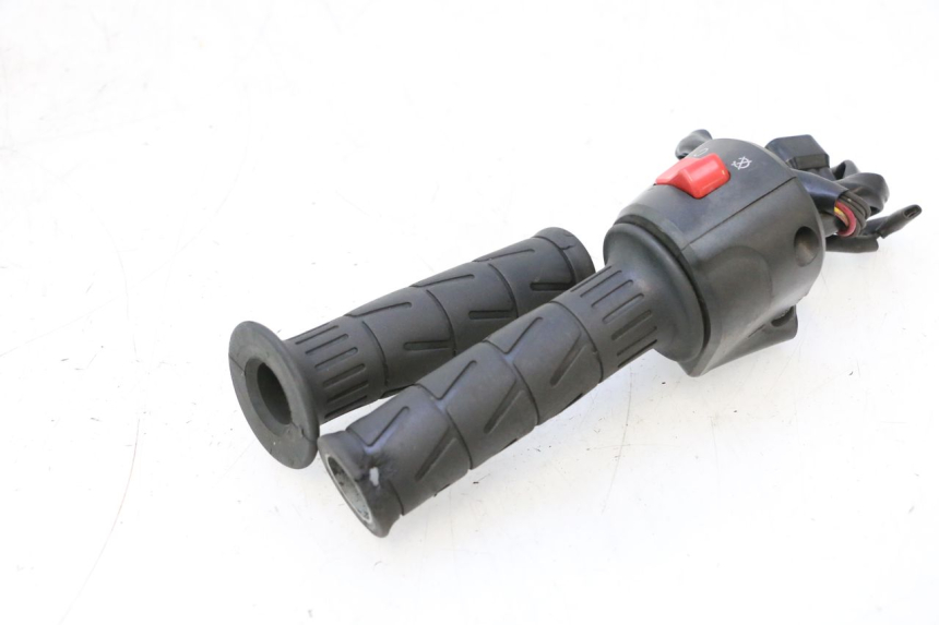 photo de COMMODO DROIT KAWASAKI ER-6 ER6 N 650 (2005 - 2009) - Gros plan technique
