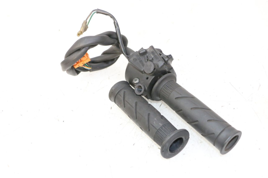 photo de COMMODO DROIT HONDA FES S-WING SWING ABS 125 (2007 - 2015) - Détail de la pièce