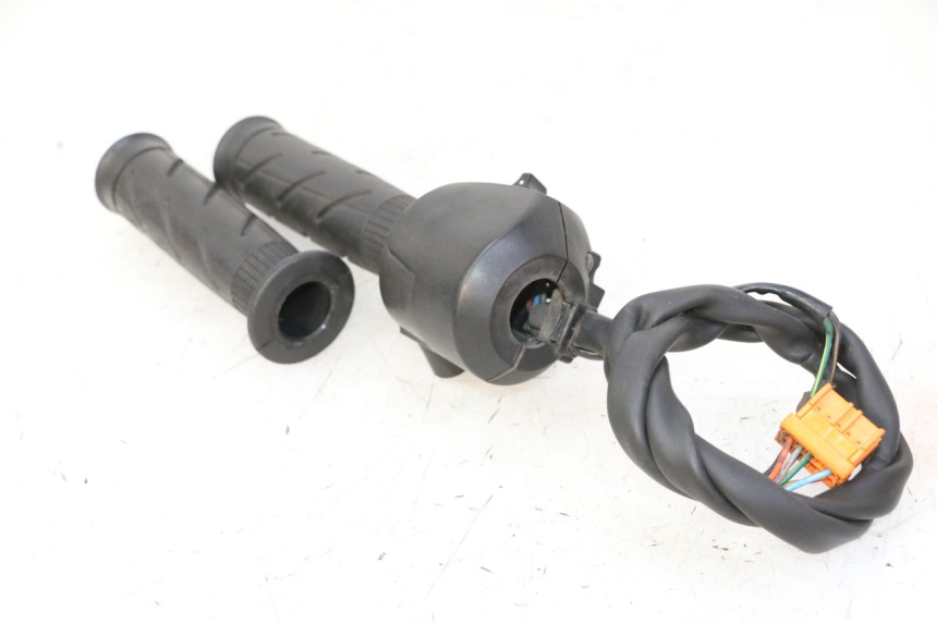 photo de COMMODO DROIT HONDA FES S-WING SWING ABS 125 (2007 - 2015) - Vue d’ensemble