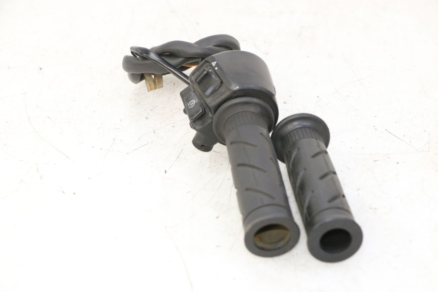 photo de COMMODO DROIT HONDA FES S-WING SWING ABS 125 (2007 - 2015) - Points de fixation