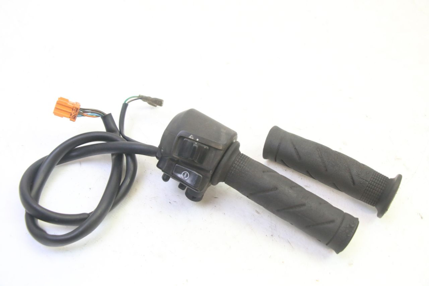 photo de COMMODO DROIT HONDA FES S-WING SWING ABS 125 (2007 - 2015) - Vue principale