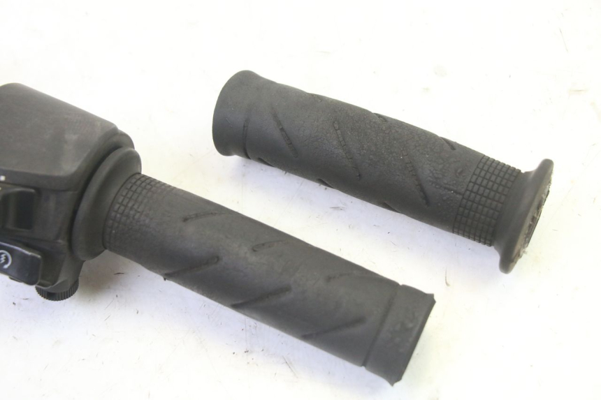 photo de COMMODO DROIT HONDA FES S-WING SWING ABS 125 (2007 - 2015) - Zoom état d’usage