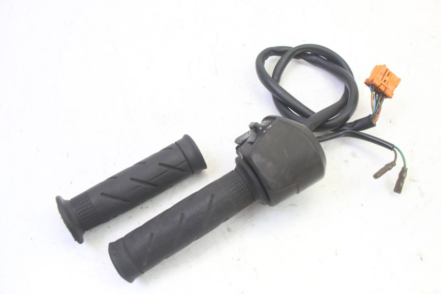 photo de COMMODO DROIT HONDA FES S-WING SWING ABS 125 (2007 - 2015) - Autre angle de vue