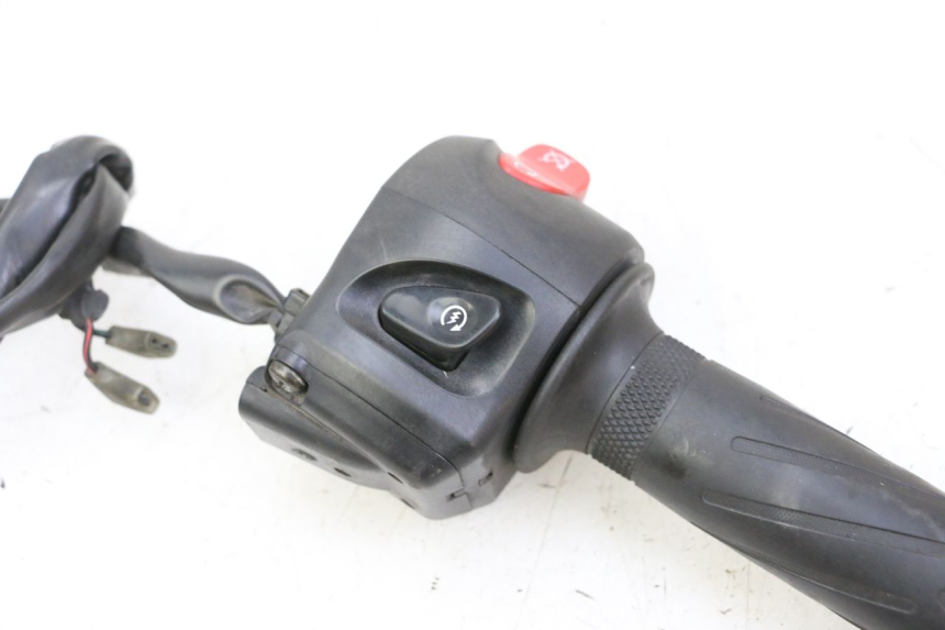 photo de COMMODO DROIT YAMAHA FZ6 N FAZER 600 (2004 - 2006) - Zoom composants