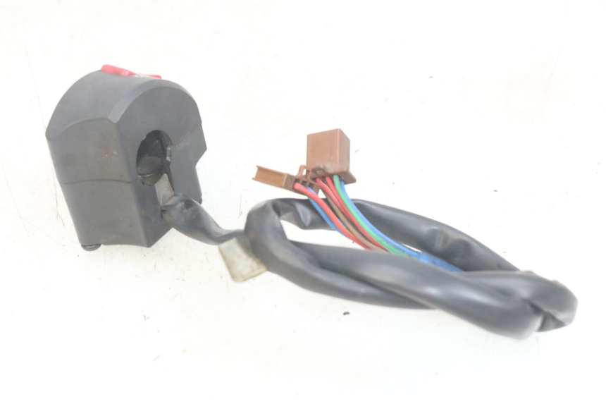 photo de COMMODO DROIT YAMAHA FZS FAZER 600 (1998 - 2001) - Gros plan technique