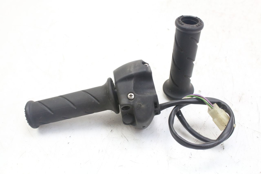 photo de COMMODO DROIT PEUGEOT GEOPOLIS RS 125 (2007 - 2009) - Autre angle de vue