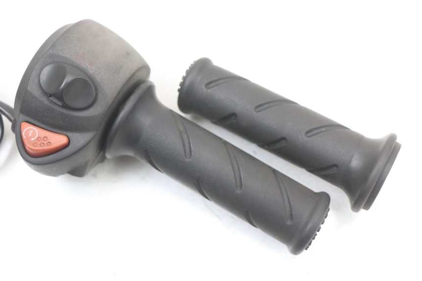 photo de COMMODO DROIT PEUGEOT GEOPOLIS RS 125 (2007 - 2009) - Détail de la pièce