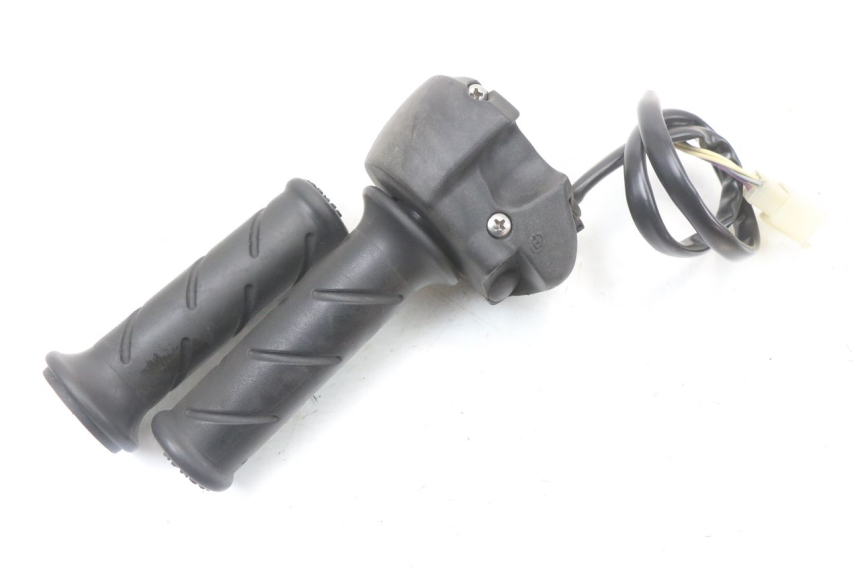 photo de COMMODO DROIT PEUGEOT GEOPOLIS RS 125 (2007 - 2009) - Autre angle de vue