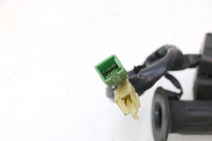 photo de COMMODO DROIT KAWASAKI GPX F ZX750F 750 (1986 - 1990) - Gros plan technique