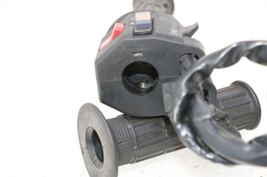 photo de COMMODO DROIT KAWASAKI GPX F ZX750F 750 (1986 - 1990) - Points de fixation