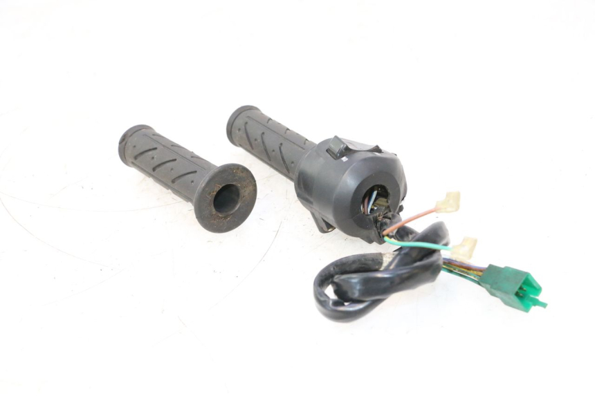 photo de COMMODO DROIT KYMCO GRAND DINK 125 (2008 - 2014) - Points de fixation