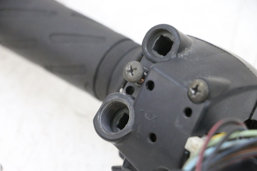 photo de COMMODO DROIT SUZUKI GSXR GSX-R 1000 (2003 - 2004) - Points de fixation