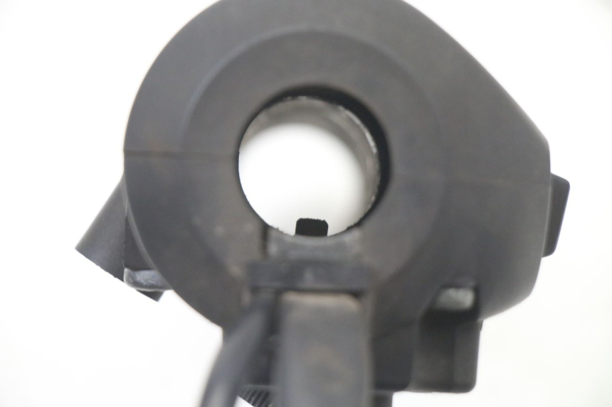 photo de COMMODO DROIT HONDA FES S-WING SWING ABS 125 (2007 - 2015) - Gros plan technique