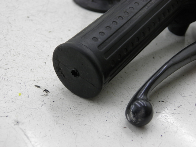 photo de COMMODO DROIT HONDA NH VISION 50 (1985 - 1994) - Gros plan technique