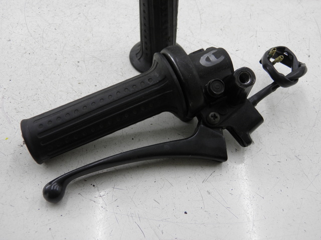 photo de COMMODO DROIT HONDA NH VISION 50 (1985 - 1994) - Points de fixation